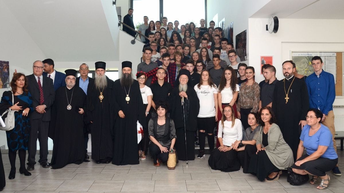 Patrijarh Vartolomej s učenicima pravoslavne gimnazije; foto: Jovica Drobnjak